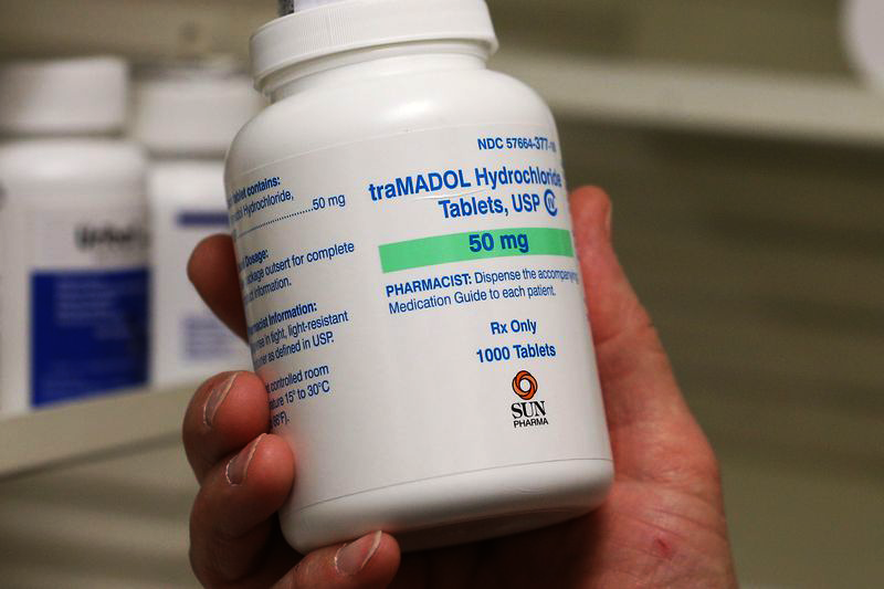 Трамадол флакон в руке у фармацевта